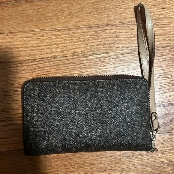 Michael Kors Zip Around Card Case/Wristlet - Picture 2 of 4
